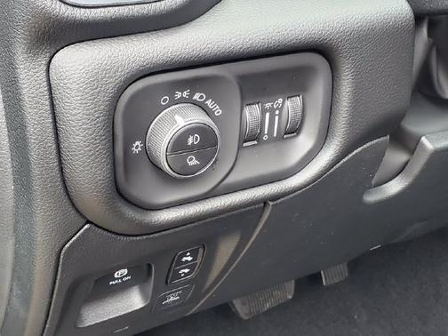 Diamond Black Crystal Pearlcoat 2027 RAM 1500 Laramie