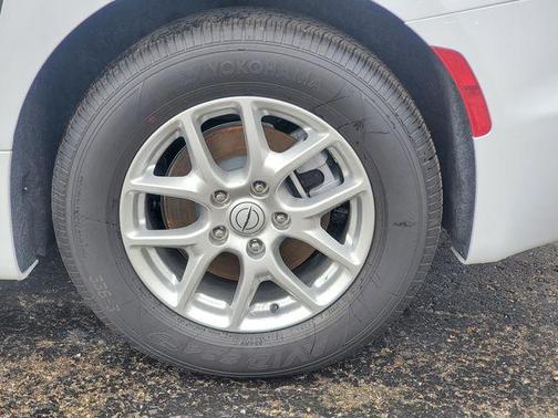 Bright White Clearcoat 2026 Chrysler Pacifica L