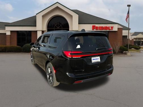 Diamond Black Crystal Pearlcoat 2026 Chrysler Pacifica Limited AWD