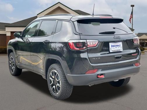 Diamond Black Crystal Pearlcoat 2026 Jeep Compass Trailhawk