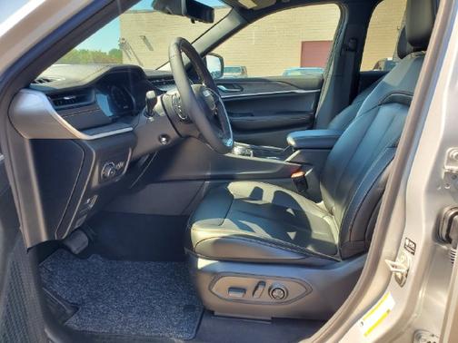Silver Zynith 2026 Jeep Grand Cherokee