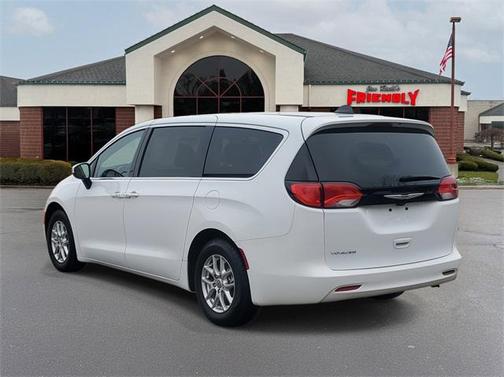 2022 Chrysler Voyager LX