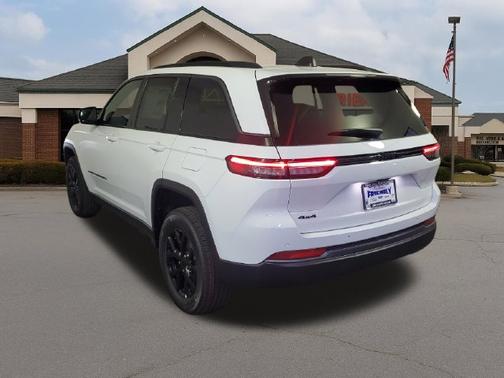 Bright White Clearcoat 2026 Jeep Grand Cherokee Altitude 4x2