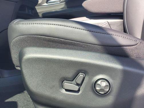 Bright White Clearcoat 2026 Chrysler Pacifica L