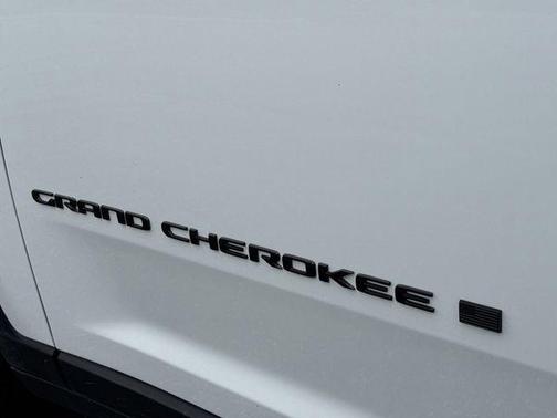 Bright White Clearcoat 2026 Jeep Grand Cherokee Altitude