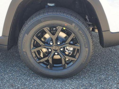 Bright White Clearcoat 2026 Jeep Grand Cherokee Altitude