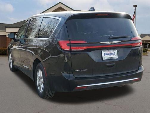 Diamond Black Crystal Pearlcoat 2026 Chrysler Pacifica L