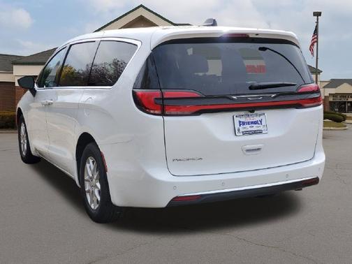 Bright White Clearcoat 2027 Chrysler Pacifica Select AWD