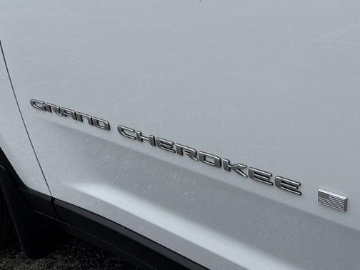 Bright White Clearcoat 2025 Jeep Grand Cherokee Laredo
