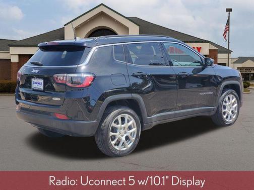 Diamond Black Crystal Pearlcoat 2024 Jeep Compass Latitude Lux