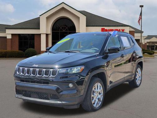 Diamond Black Crystal Pearlcoat 2024 Jeep Compass Latitude Lux