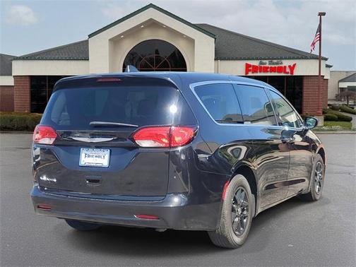 2022 Chrysler Voyager LX