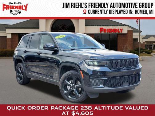 Diamond Black Crystal Pearlcoat 2023 Jeep Grand Cherokee Altitude