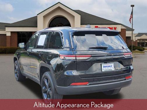Diamond Black Crystal Pearlcoat 2023 Jeep Grand Cherokee Altitude