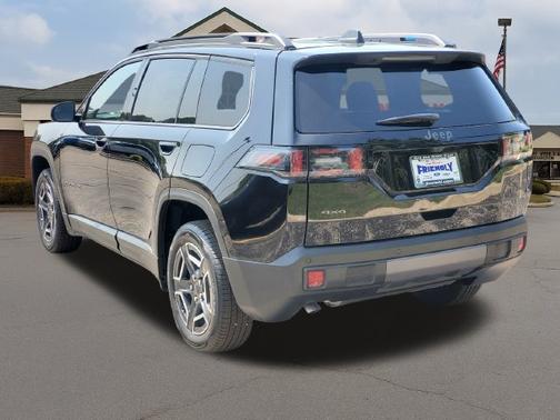 Diamond Black Crystal Pearlcoat 2026 Jeep Cherokee Laredo
