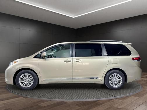Champagne 2014 Toyota Sienna XLE