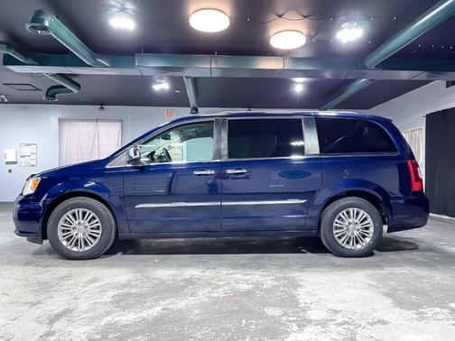 2016 Chrysler Town & Country Touring-L