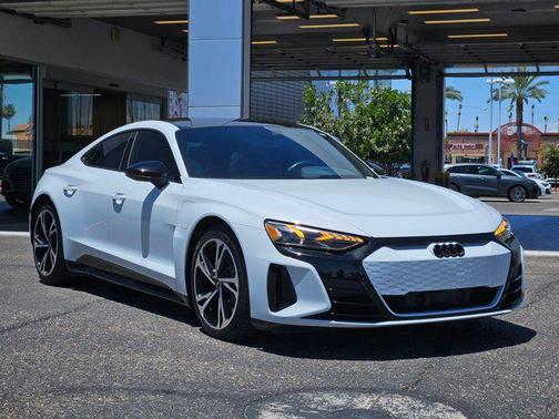 Suzuka Gray Metallic 2023 Audi e-tron GT Premium Plus quattro