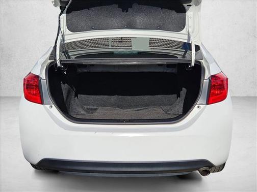 Super White 2018 Toyota Corolla SE