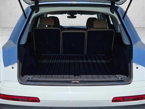 Glacier White Metallic 2023 Audi Q7 45 Premium