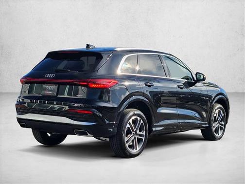 Mythos Black Metallic 2025 Audi Q5 Premium TFSI quattro S tronic