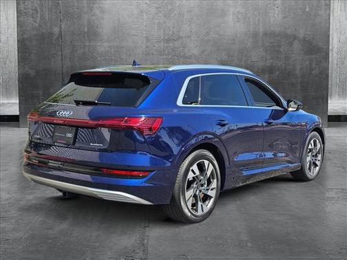 2022 Audi e-tron Premium Plus