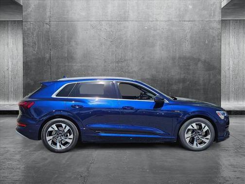 2022 Audi e-tron Premium Plus