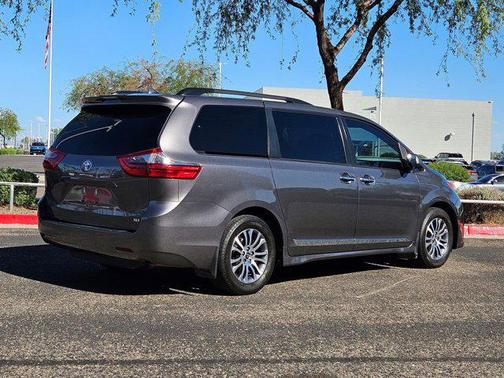 2020 Toyota Sienna XLE