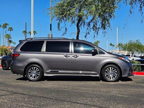 2020 Toyota Sienna XLE