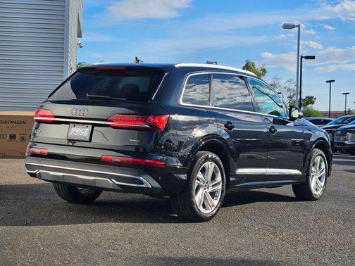 Mythos Black Metallic 2023 Audi Q7 45 Premium Plus