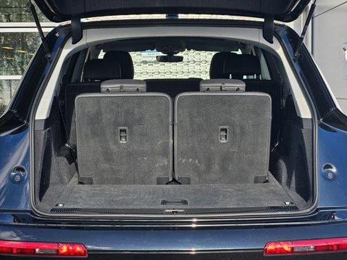 Mythos Black Metallic 2023 Audi Q7 45 Premium Plus