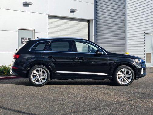 Mythos Black Metallic 2023 Audi Q7 45 Premium Plus