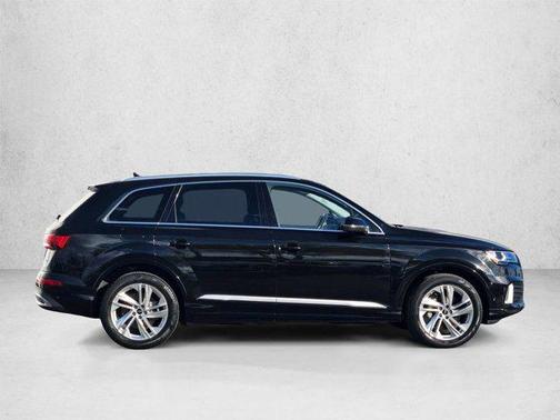 Mythos Black Metallic 2023 Audi Q7 45 Premium Plus