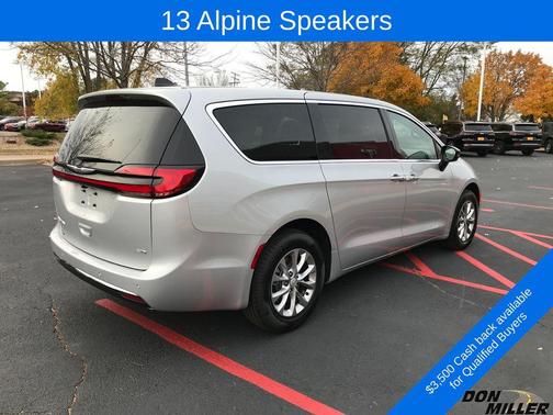 2026 Chrysler Pacifica Select