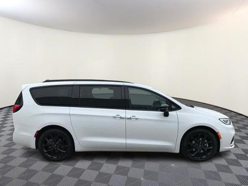Bright White Clearcoat 2026 Chrysler Pacifica Select
