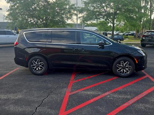 Diamond Black 2027 Chrysler Pacifica LIMITED