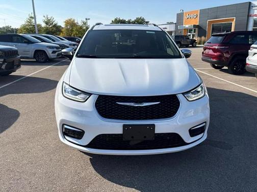 Bright White Clearcoat 2026 Chrysler Pacifica Pinnacle