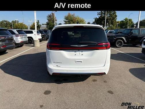 Bright White Clearcoat 2026 Chrysler Pacifica Pinnacle