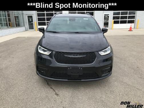 Diamond Black 2026 Chrysler Pacifica Select