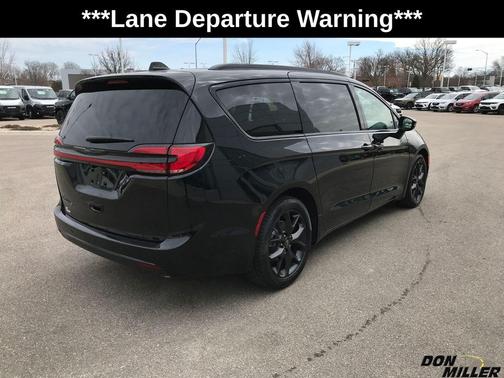 Diamond Black 2026 Chrysler Pacifica Select