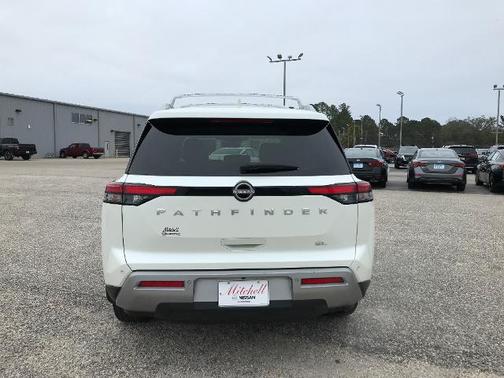 2024 Nissan Pathfinder SL