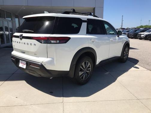 White 2024 Nissan Pathfinder SV