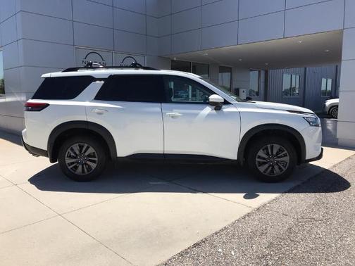 White 2024 Nissan Pathfinder SV
