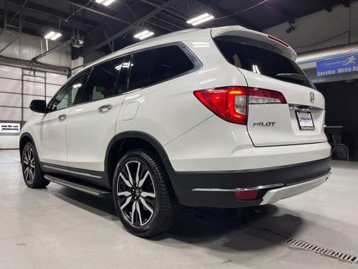 Platinum White Pearl 2022 Honda Pilot Touring 8-Passenger