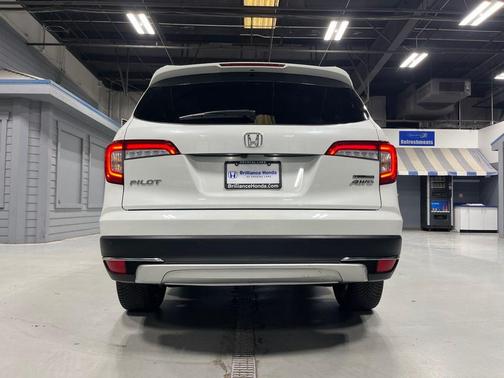 Platinum White Pearl 2022 Honda Pilot Touring 8-Passenger