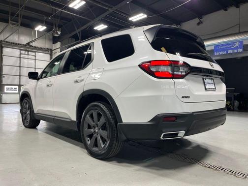 Platinum White Pearl 2025 Honda Pilot Sport