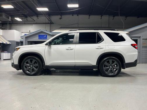 Platinum White Pearl 2025 Honda Pilot Sport