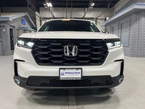 Platinum White Pearl 2025 Honda Pilot Sport