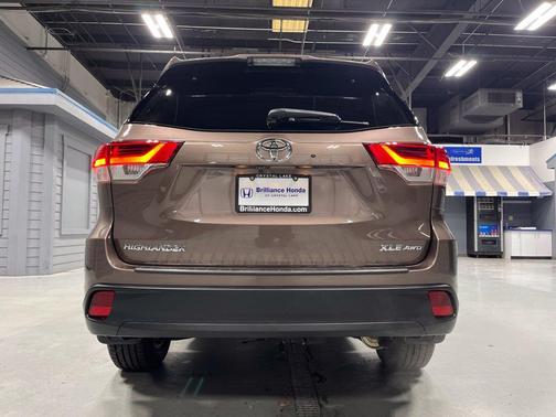 Toasted Walnut Pearl 2017 Toyota Highlander XLE