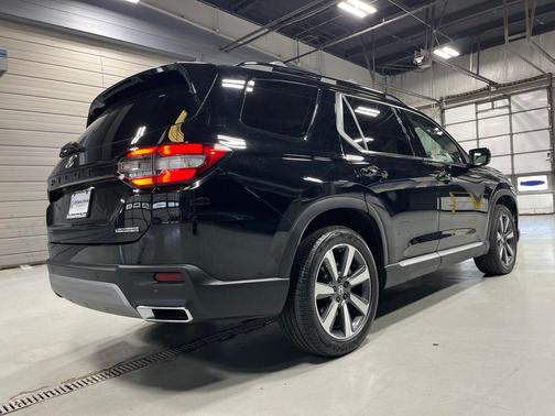 Crystal Black Pearl 2025 Honda Pilot Touring